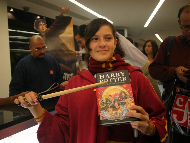 Prohíben libros de 'Harry Potter' por contener 'hechizos reales'