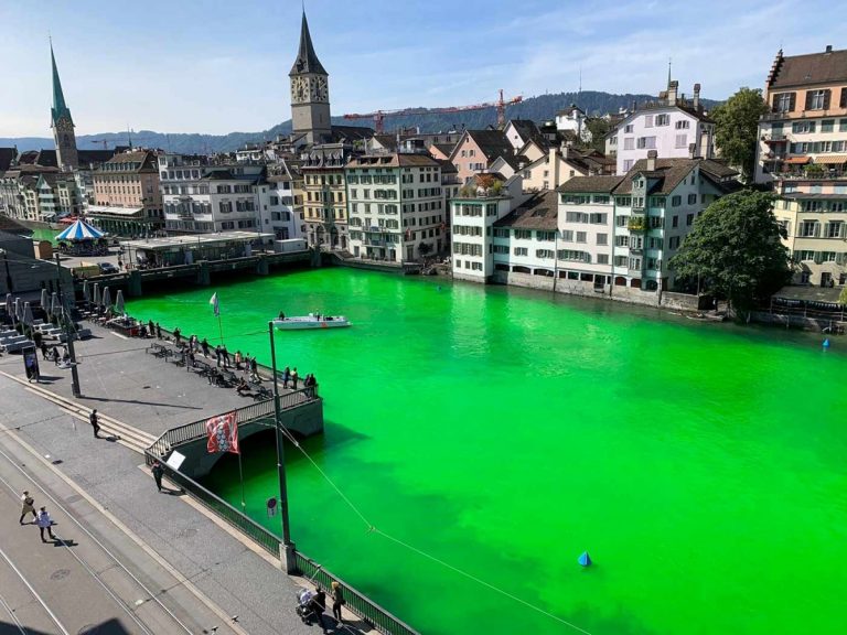 Alarma en Suiza por río que se puso verde... era broma
