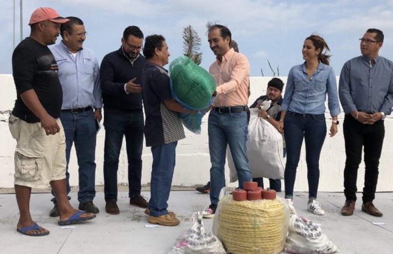 Entregan apoyos a pescadores de Veracruz afectados por frente frío