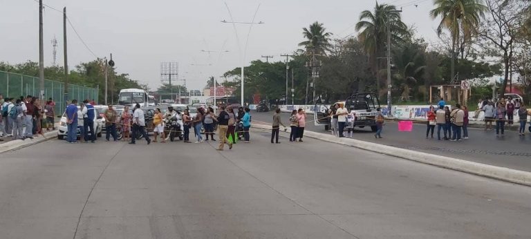 Bloquean carretera Veracruz-Medellín por falta de maestros