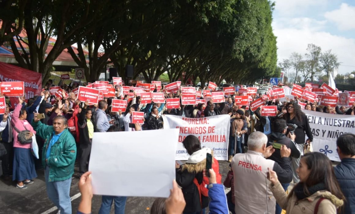 Manifestación en Congreso, en defensa del matrimonio: evangélico El texto original de este artículo fue publicado por la Agencia Quadratín en la siguiente dirección: https://veracruz.quadratin.com.mx/manifestacion-en-congreso-en-defensa-del-matrimonio-evangelico/ Este contenido se encuentra protegido por la ley. Si lo cita, por favor mencione la fuente y haga un enlace a la nota original de donde usted lo ha tomado. Agencia Quadratín. Todos los Derechos Reservados © 2018.