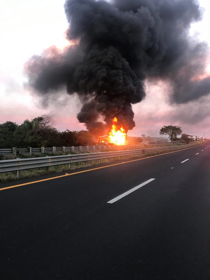 Arde sobre la carretera tractocamión que transportaba aceite automotriz