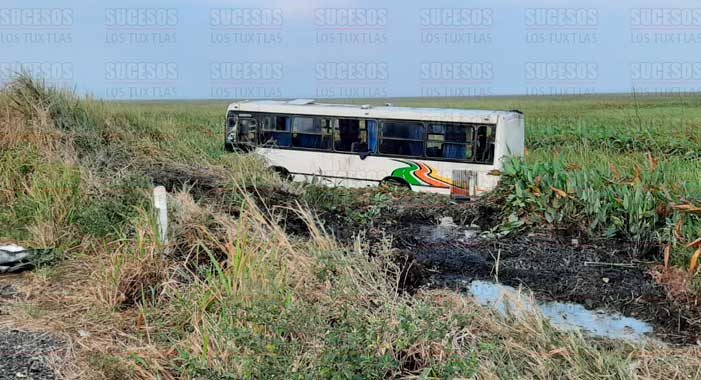 Autobús choca contra auto y termina en el pantano de “Las Matas”
