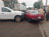 Chocan camioneta y automóvil en colonia Paraíso