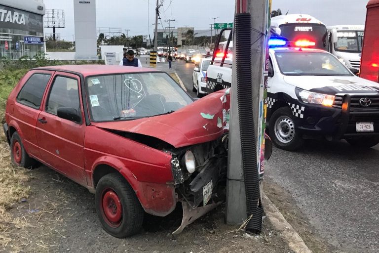 Choca contra poste de luz, y deja auto abandonado en Boca del Río