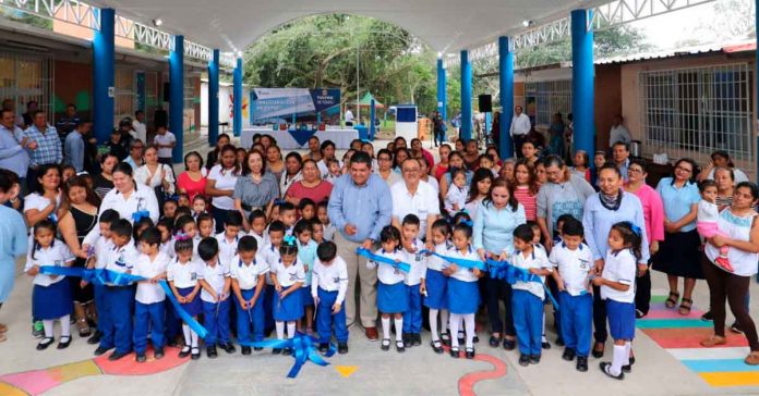 El presidente de Tuxpan, inaugura domo en el Jardín de Niños Veracruz
