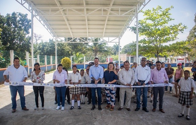 Entrega Polo Deschamps una obra más en Medellín