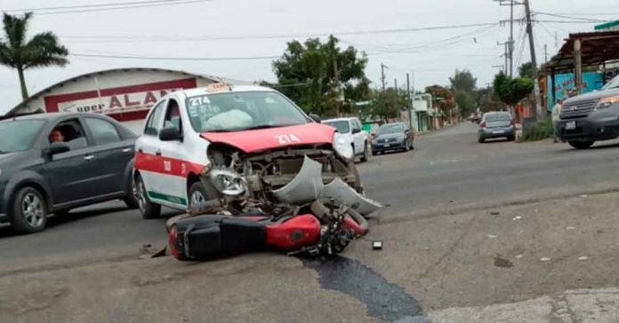 Se estrella con su moto en un taxi en Naranjos dos lesionados