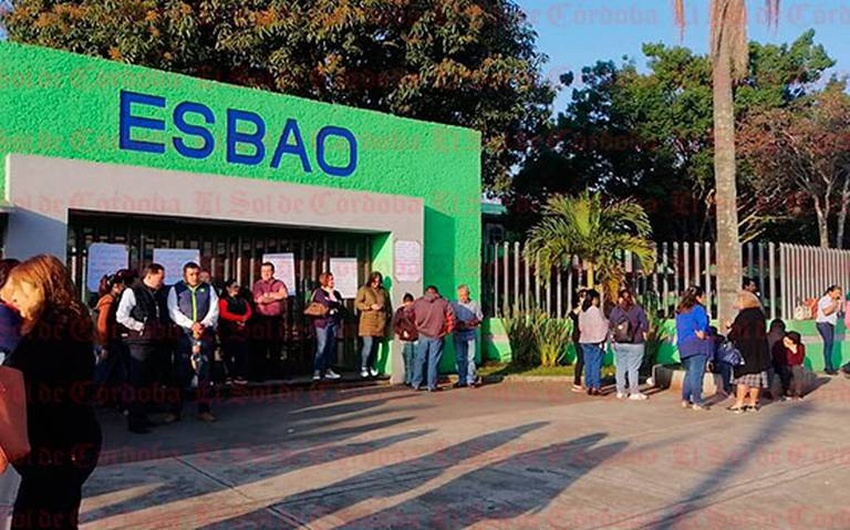 Por falta de pago, toman maestros instalaciones de la ESBAO