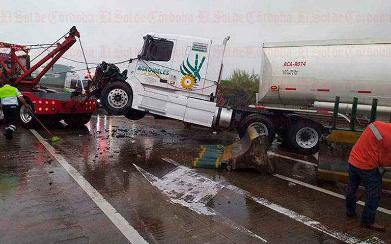 Estrella pipa contra camellón central, en la Puebla-Veracruz