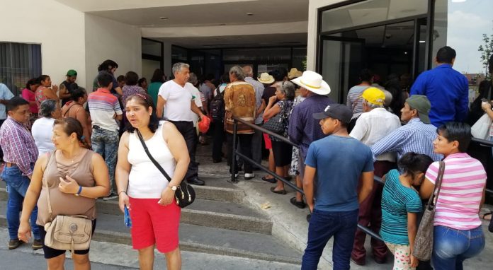 Sucursal bancaria de Córdoba expone a adultos mayores