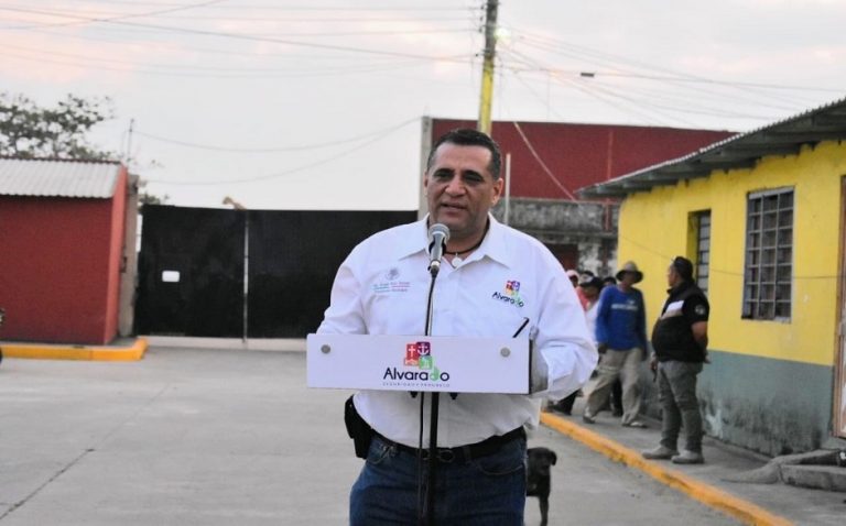 Entrega Bogar Ruiz obras hidráulicas en colonias de Alvarado