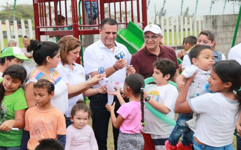Inaugura Bogar Ruiz equipamiento de juegos infantiles en Alvarado