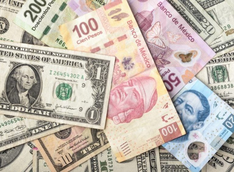 Peso perfila caída mensual de 18% en marzo; el dólar en 23.44 unidades