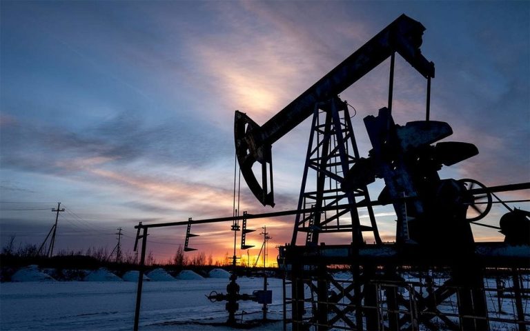 El petroleo cambia la tendencia y retrocede pese a estímulos en EU