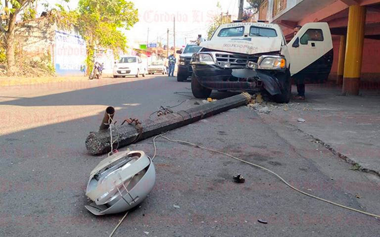 Choca y derriba poste camioneta de valores, en Avenida 2