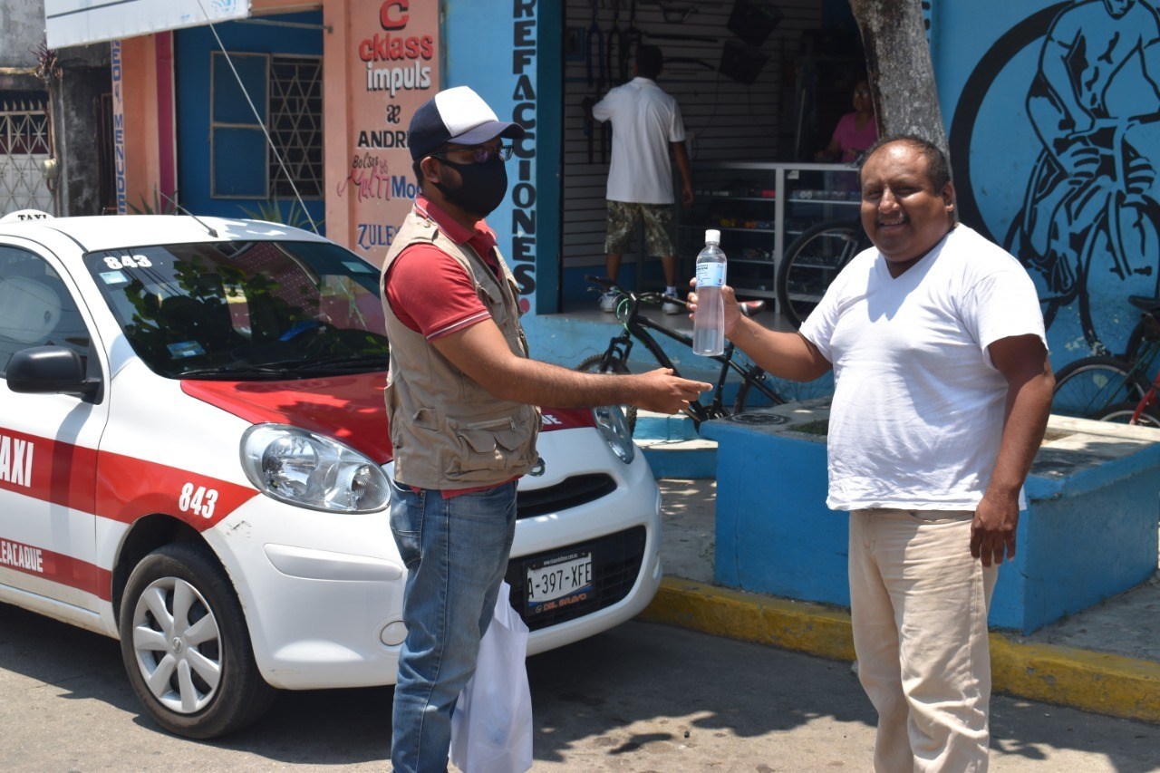 Realizan entrega de gel antibacterial a taxistas en Cosoleacaque.