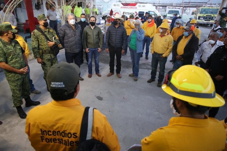 Suben en helicóptero brigadistas para combatir incendio en Nuevo León