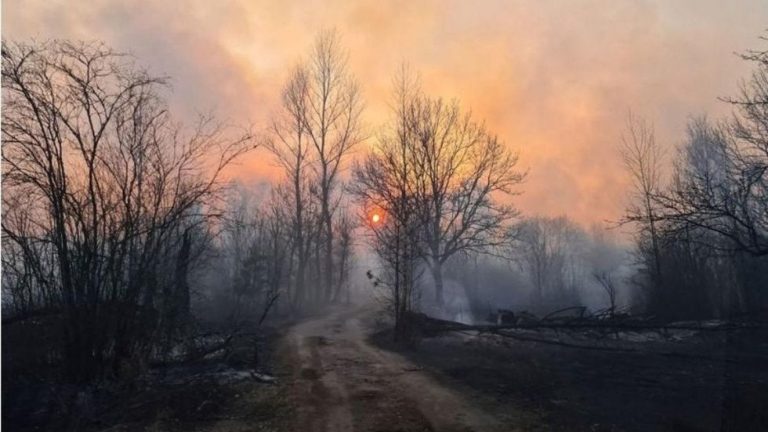 Incendios alcanzan Prípiat y se acercan a la zona de Chernóbil