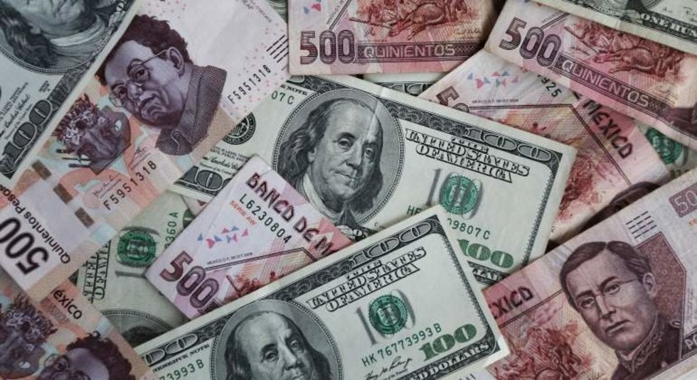 Peso gana 3.11% por ciento ; dólar baja a 24.01 unidades