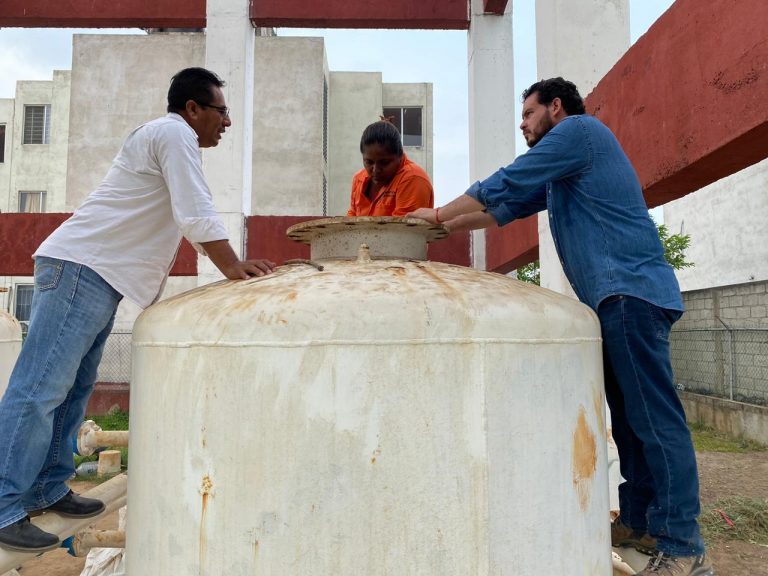 Alcalde y vecinos se reúnen para tratar el tema del agua en Los Arcos.