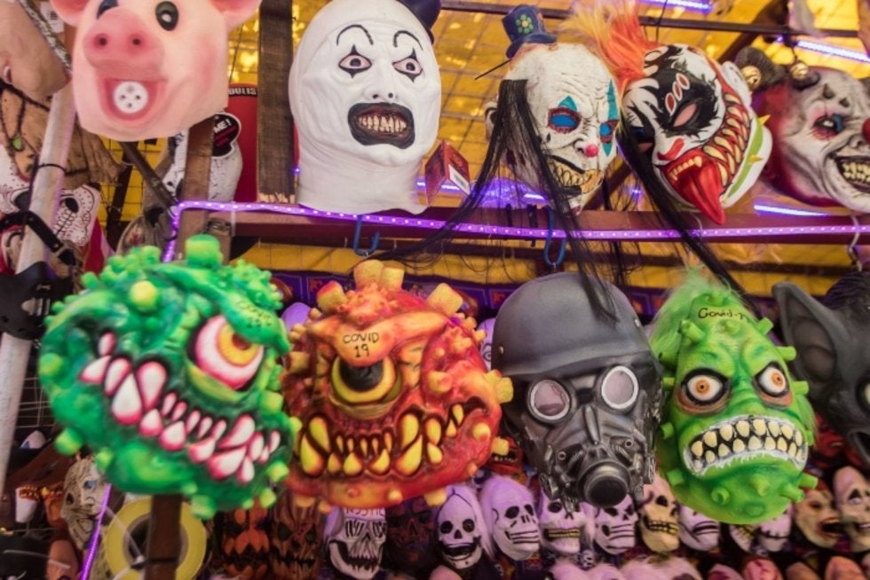 'El Chapo' y AMLO inspiran máscaras de Halloween en mercado de CDMX