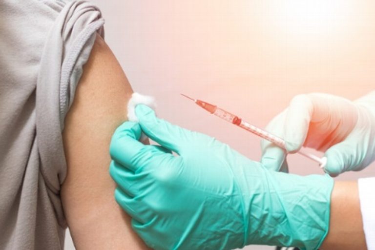 Médicos de hospitales privados recibirán vacuna contra COVID-19