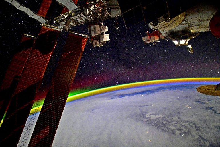 Astronauta muestra cómo se ve un arcoíris desde el espacio