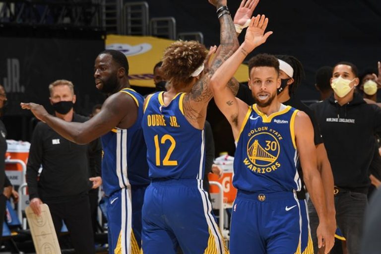 NBA: Curry y los Warriors doblaron a los Lakers de los Ángeles
