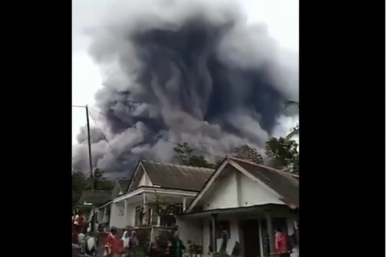 Poderoso volcán Semeru en Indonesia entra en actividad