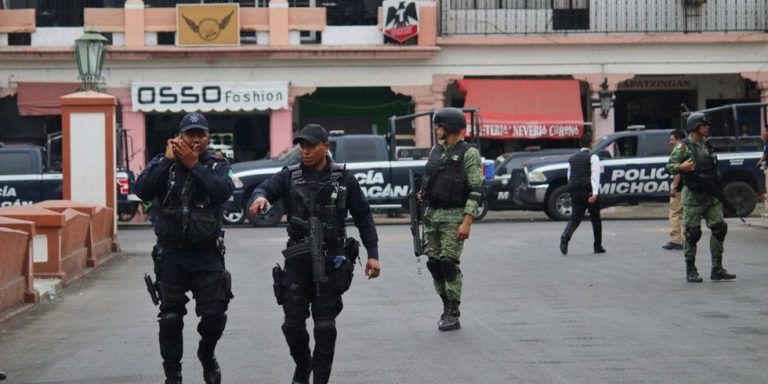'Narcos' pagan a civiles para que ataquen a policías de Michoacán