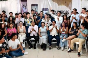 ROSA-MARIA-CON-LOS-JOVENES-EL-CLARIN-VERACRUZANO.j